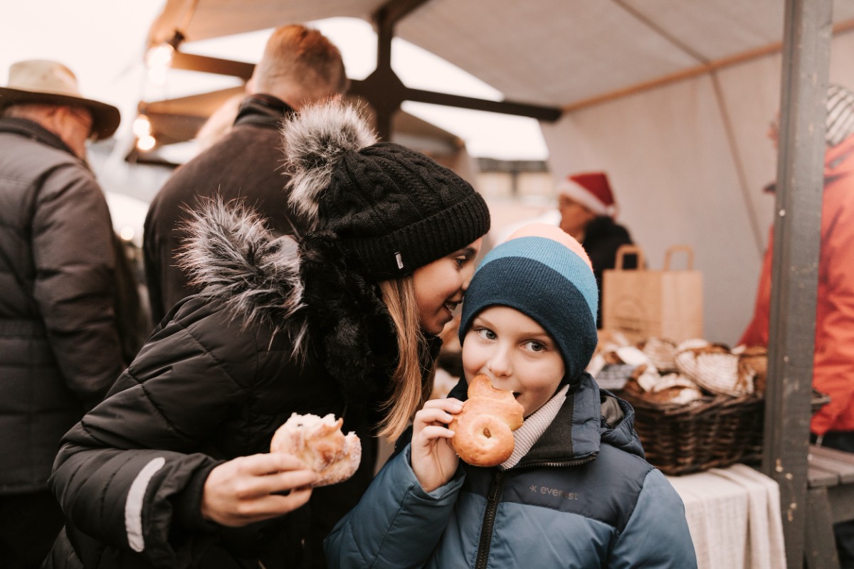 Bild på två barn som äter lussekatter