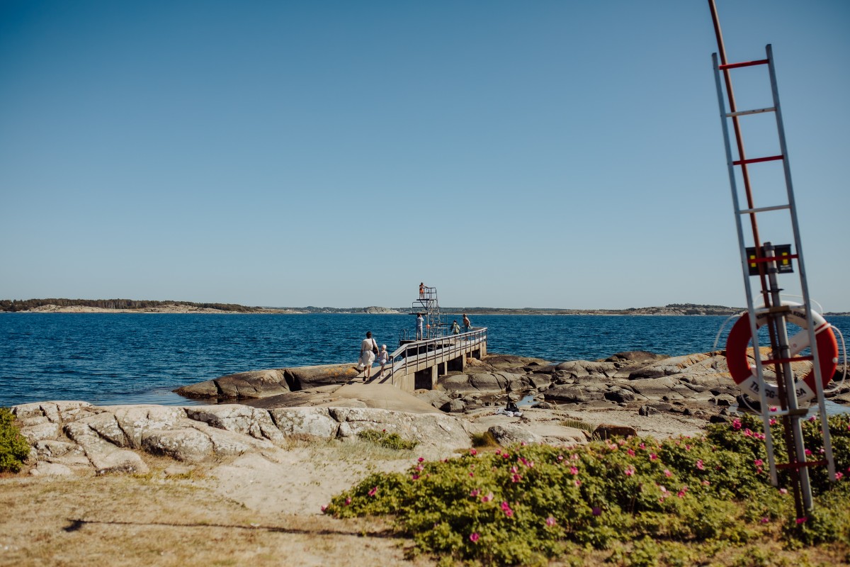 Badplats med hav, klippor och hopptorn 