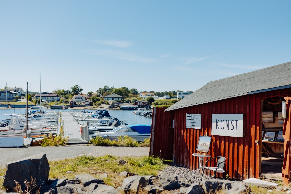 Hamn och en röd ladugård