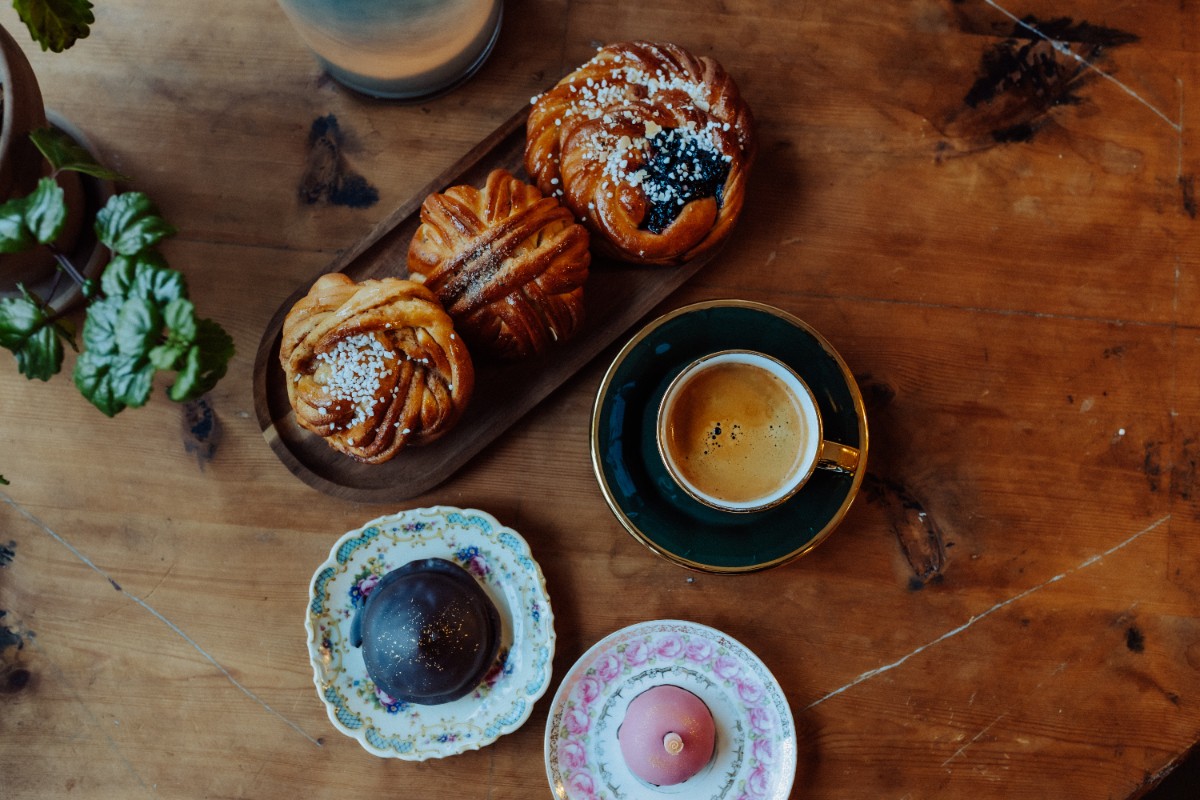 Bild på bullar, kaffe och tårtor