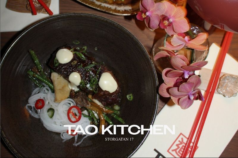 Bild på asiatisk mat med texten "Tao Kitchen"