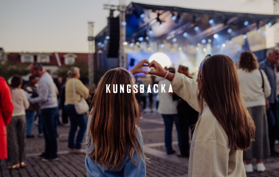 Personer framför en scen